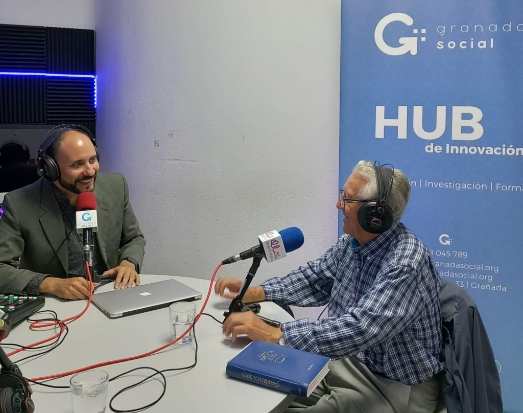 Paco Soto conversando sobre los proyectos con la Asociación Moviendo Corazones