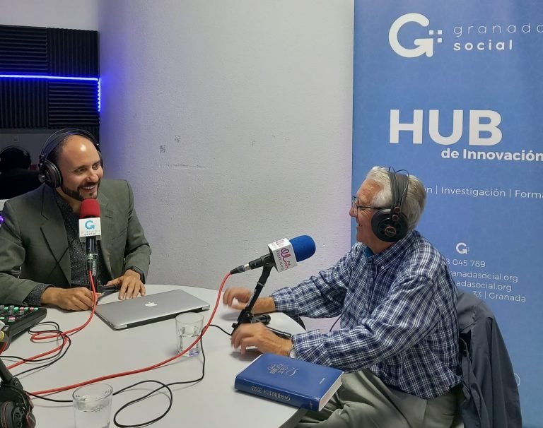 Paco Soto conversando sobre los proyectos con la Asociación Moviendo Corazones